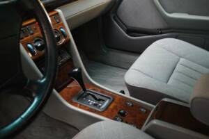 Bild 10/50 von Mercedes-Benz E 280 T (1994)