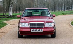 Immagine 6/47 di Mercedes-Benz E 220 (1995)