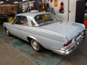 Image 10/50 de Mercedes-Benz 220 SE b (1963)