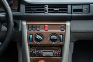 Image 29/66 of Mercedes-Benz 200 TE (1989)