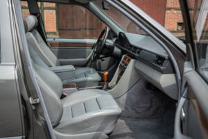Image 34/66 of Mercedes-Benz 200 TE (1989)