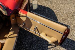 Image 36/41 de Jaguar E-Type (1968)