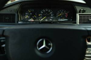 Image 35/45 of Mercedes-Benz 190 E (1987)