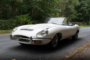 Image 3/17 of Jaguar E-Type (1969)