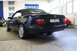 Image 13/36 of Mercedes-Benz E 320 (1995)
