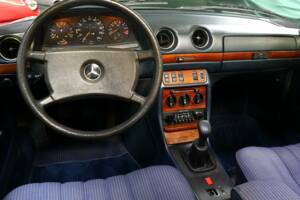 Bild 21/25 von Mercedes-Benz 280 TE (1985)