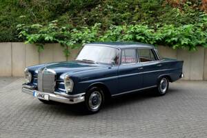 Image 6/76 de Mercedes-Benz 220 S b (1963)