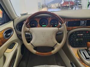 Bild 47/50 von Jaguar XJ 8 Executive (1998)