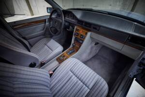 Image 62/100 of Mercedes-Benz 230 TE (1990)