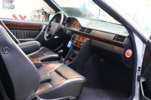 Immagine 17/43 di Mercedes-Benz E 200 (1994)