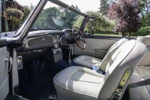 Image 24/30 de Aston Martin DB 6 Volante (1967)