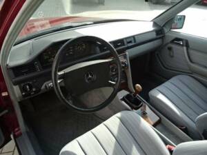 Bild 6/14 von Mercedes-Benz 230 E (1987)