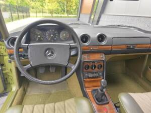 Immagine 29/50 di Mercedes-Benz 230 CE (1982)