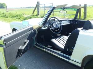 Mercedes-Benz 280 SL Roadster (W 113) hellelfenbein 1969