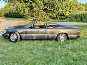Image 5/8 de Mercedes-Benz 300 CE-24 (1993)