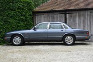 Image 2/40 of Jaguar XJ 6 4.0 Sovereign (1995)