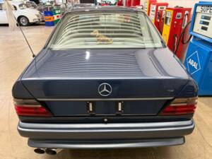 Image 13/16 of Mercedes-Benz 300 CE-24 (1989)