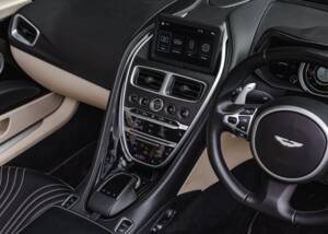Image 30/39 of Aston Martin DB 11 Volante (2018)