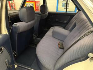 Image 12/18 of Mercedes-Benz 200 (1983)