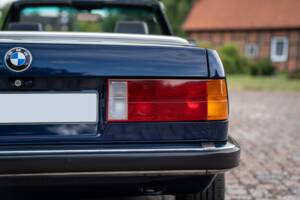 Image 20/99 of BMW 320i (1989)