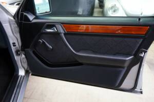 Image 15/36 de Mercedes-Benz E 220 T (1993)
