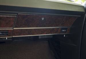 Image 22/28 of Ford LTD Country Squire (1968)