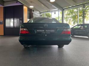 Bild 10/21 von Mercedes-Benz E 200 (1996)