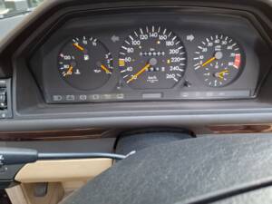 Image 11/42 of Mercedes-Benz 300 CE-24 (1993)