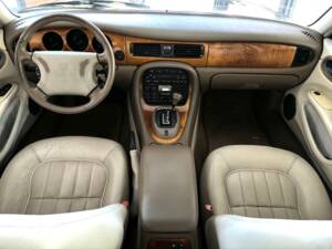 Image 11/15 de Jaguar XJ 8 Executive (1998)