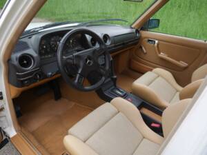 Immagine 15/50 di Mercedes-Benz 230 E (1900)
