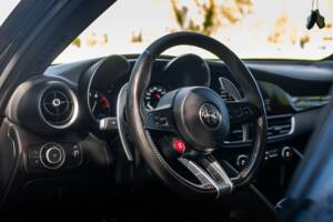 Image 9/24 de Alfa Romeo Giulia Quadrifoglio (2018)