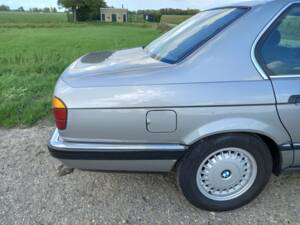 Bild 4/8 von BMW 735i (1987)
