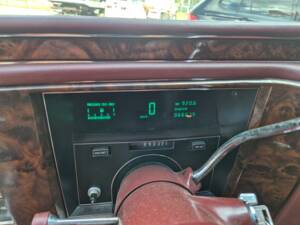 Image 6/8 of Cadillac Fleetwood Brougham (1992)