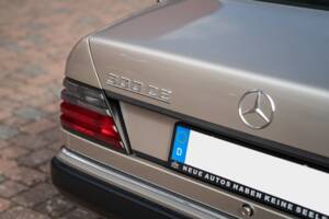 Immagine 14/73 di Mercedes-Benz 300 CE (1991)