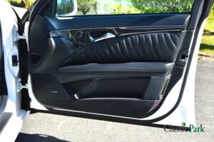 Image 24/50 of Mercedes-Benz E 500 T (2004)