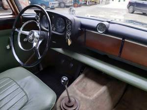 Image 25/34 of Rover 3 Litre Mk II (1963)