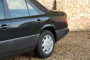 Image 40/50 of Mercedes-Benz 200 E (1992)