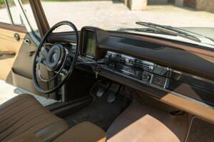 Image 30/50 of Mercedes-Benz 200 (1966)