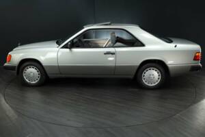 Afbeelding 3/50 van Mercedes-Benz 230 CE (1988)
