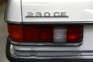 Bild 25/38 von Mercedes-Benz 230 CE (1984)
