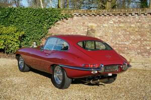 Image 2/50 de Jaguar E-Type (1968)