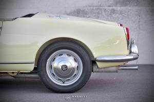 Image 30/49 of Alfa Romeo Giulia 1600 Spider (1964)