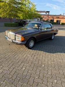 Image 1/31 of Mercedes-Benz 230 CE (1984)