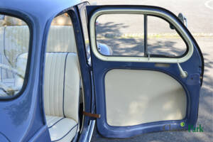 Bild 24/50 von Renault 4 CV Décapotable (1954)