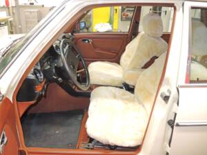 Image 19/36 of Mercedes-Benz 300 TD Turbodiesel (1982)