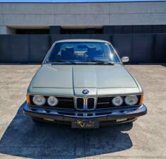 Image 2/50 de BMW 745i (1982)