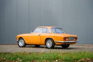 Image 32/38 of Alfa Romeo Giulia GT 1300 Junior (1968)