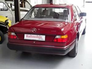Bild 9/24 von Mercedes-Benz 230 E (1990)