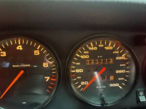 Image 16/18 of Porsche 911 Carrera 2 (1990)