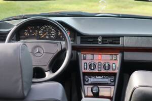 Image 13/50 of Mercedes-Benz E 220 (1994)